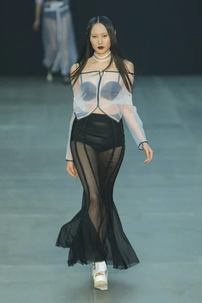 2014年10月25日 在中国北京举行的中国时装周斯普林 一位模特在拉帕盖时装秀上展示了新的作品 — 图库照片
