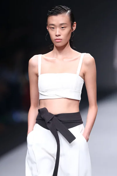Modell Visar Skapelse Designern Zhu Chongyun Modevisning Zhuchongyun Shanghai Fashion — Stockfoto