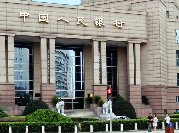 2011年7月20日 中国上海浦东陆家嘴金融区 行人走过中国人民银行 Pboc 的一个分行 — 图库照片
