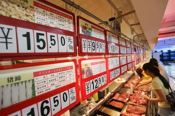 Κινέζοι Πελάτες Ψωνίζουν Χοιρινό Ένα Σούπερ Μάρκετ Στην Πόλη Xuchang — Φωτογραφία Αρχείου