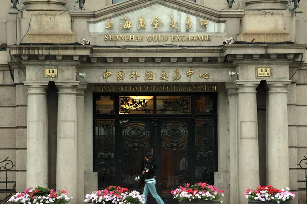 2011年5月27日 一位女士走过中国上海黄金交易所和中国外汇交易系统 — 图库照片