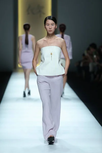 モデルは 2014 上海に上海ロンドンファッションウィークの春 2015 年の間に Sedurre Attrarre のファッションショーで新しい創造を表示します — ストック写真