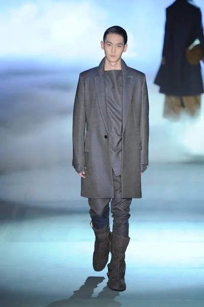 モデルは 2013 日北京 Simongao 2013 秋冬ファッションショー中に新しい創造を表示します — ストック写真