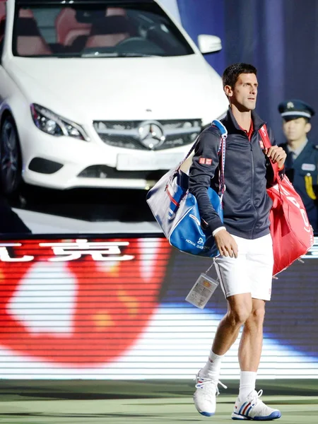 セルビアのノバク ジョコビッチに到着 2014年上海マスターズ テニス大会中国 上海市に 2014 日間オーストラリアのドミニク Thiem 対男子シングルスの彼の第二ラウンドの試合のため — ストック写真