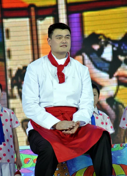 引退した中国のバスケット ボールのスーパー スター 姚明クック衣装を着て出席 上海で春祭りから 2012 — ストック写真