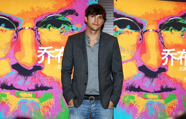 Actor Estadounidense Ashton Kutcher Posa Durante Diálogo Para Entender Espíritu — Foto de Stock