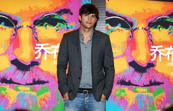 Αμερικανός Ηθοποιός Ashton Kutcher Θέτει Κατά Διάρκεια Ενός Διαλόγου Καταλάβουν — Φωτογραφία Αρχείου