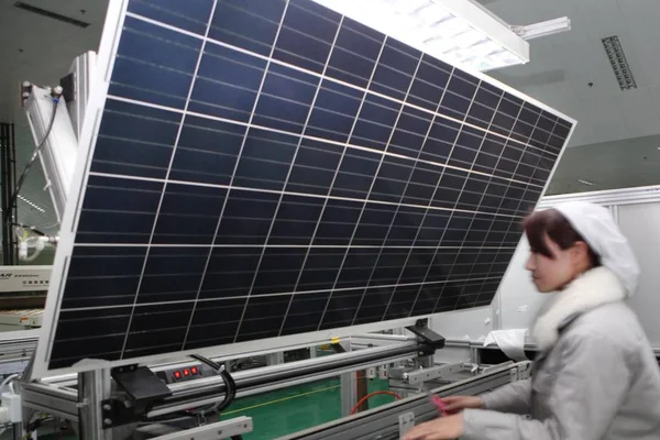 Čínská Dělnice Zkoumá Solární Panel Který Vyváží Evropy Továrně Šanghaj — Stock fotografie