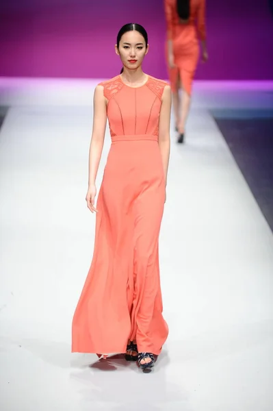 Mannequin Présente Une Création Concours 2014 China Knitwear Fashion Design — Photo