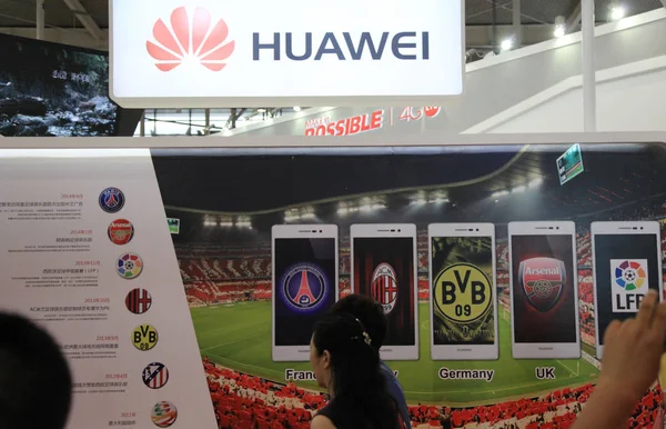 Mensen Bezoeken Stand Van Huawei Tijdens Een Tentoonstelling Nanjing City — Stockfoto