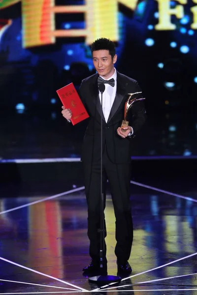 中国俳優黄暁明は 2014 日北中国吉林省長春市で第 回長春国際映画祭の閉会式の間に彼の 最もよい俳優 のトロフィーと話す — ストック写真