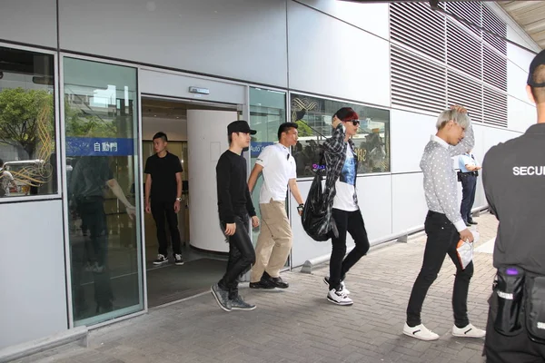 2014年5月31日 韩国男孩团体 Exo 在中国香港举行演唱会期间抵达香港国际机场 — 图库照片