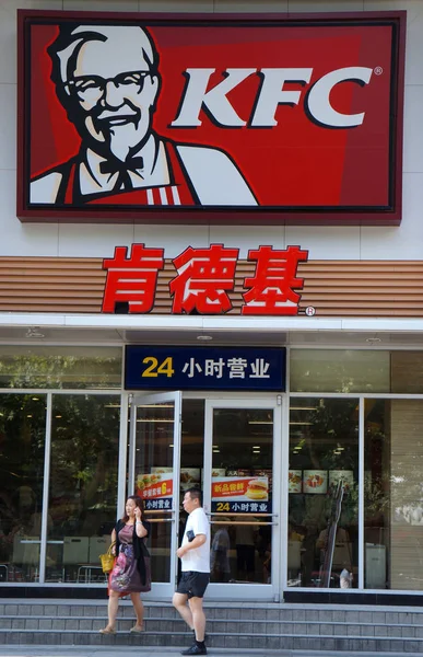 2014年7月21日 在中国东部安徽省淮北市 行人走过一家 Kfc 快餐餐厅 — 图库照片
