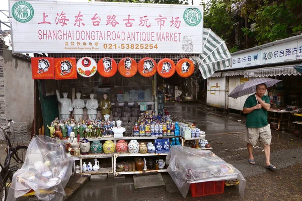 2014年8月18日 上海の上海東台ロードアンティークマーケットで 歩行者が屋台やお店を歩きます — ストック写真