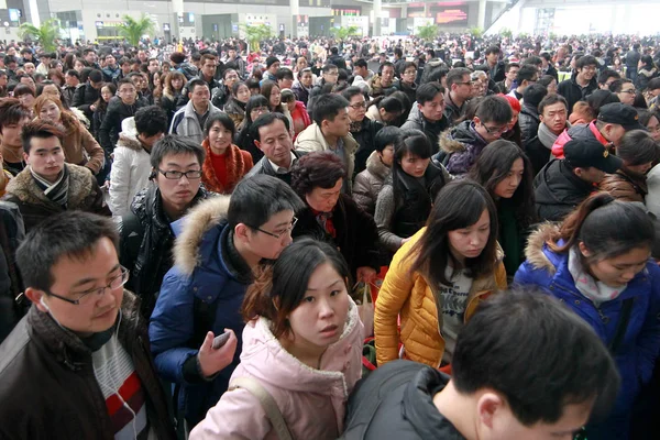 Folle Passeggeri Cinesi Aspettano Loro Treni Alla Stazione Ferroviaria Shanghai — Foto Stock