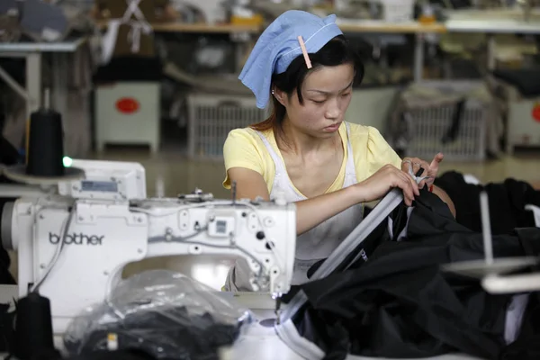 Kobieta Chiński Pracownik Sews Ubrania Fabryce Odzieży Huaibei City East — Zdjęcie stockowe