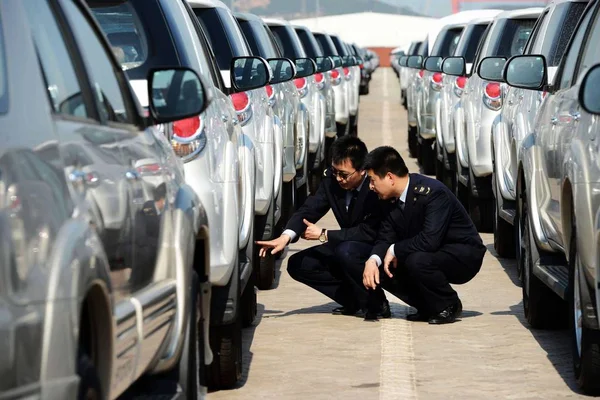 Oficiales Chinos Cuarentena Inspección Revisan Automóviles Importados Puerto Qingdao Ciudad — Foto de Stock