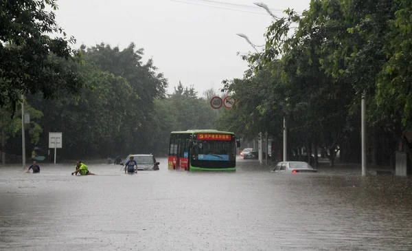 Автомобили Наполовину Затоплены Наводнениями Затопленной Дороге Вызванной Проливными Дождями Городе — стоковое фото