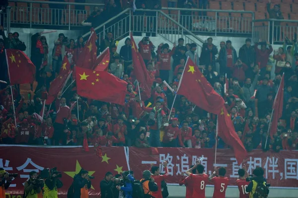 Fãs Futebol Chinês Acenam Com Bandeiras Nacionais Chinesas Durante Partida — Fotografia de Stock