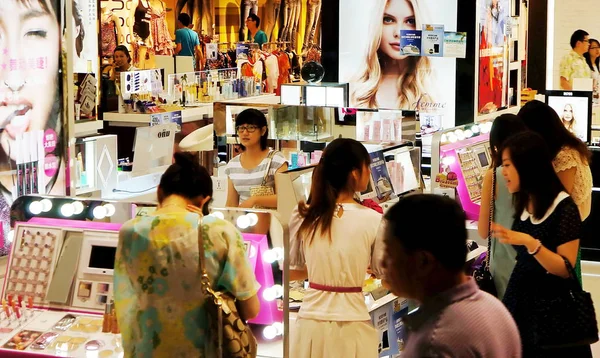 顧客は 中国のショッピングモールで化粧品を購入します 2012年6月16日 — ストック写真