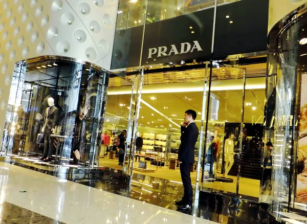 Funcionário Chinês Está Porta Uma Boutique Prada Shopping Center Xangai — Fotografia de Stock