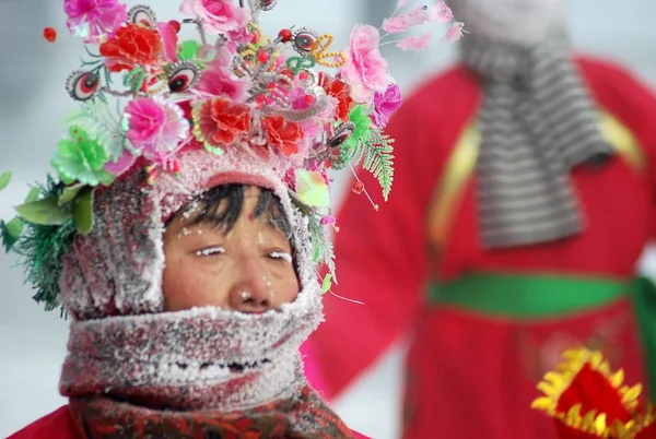 2012年1月30日 在中国北部内蒙古自治区呼伦贝尔市 人们看见弗罗斯特覆盖着一个女人的面具和帽子 — 图库照片