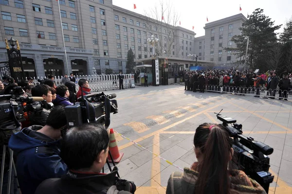 2013 中国の北京で溶解する鉄道省の門で人が集まる — ストック写真