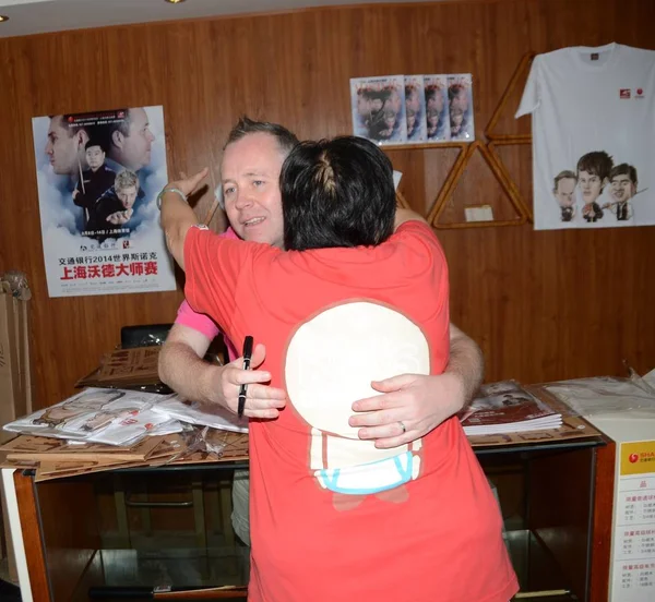 John Higgins Écosse Étreint Fan Lors Événement Signature Shanghai Chine — Photo