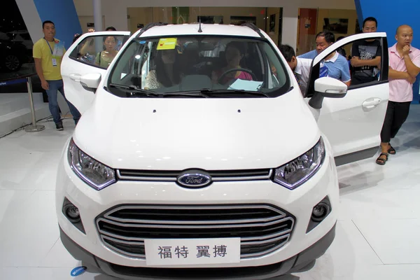 File Les Visiteurs Regardent Essayer Une Ford Ecosport Lors Salon — Photo