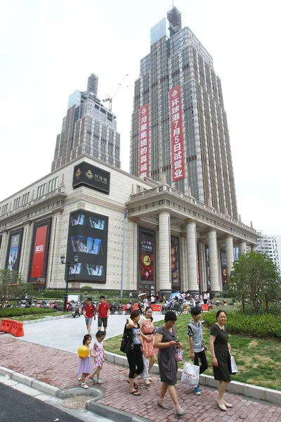 2013년 상하이의 글로벌 쇼핑센터를 지나가는 보행자 — 스톡 사진