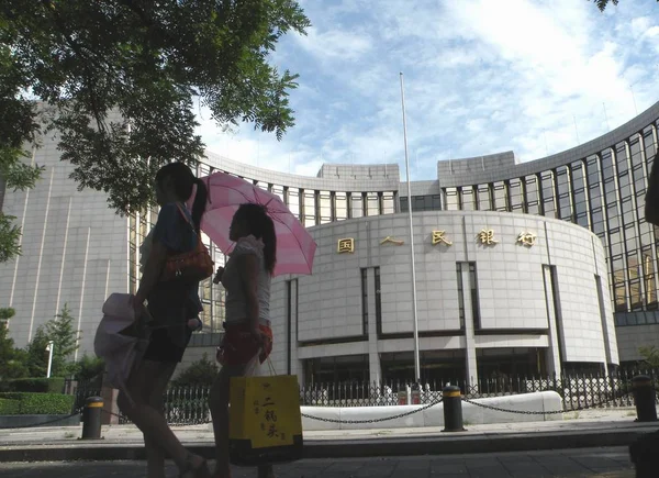 Gyalogosok Elsétálnak Népek Bank China Pboc Peking Kína Székhelye 2012 — Stock Fotó