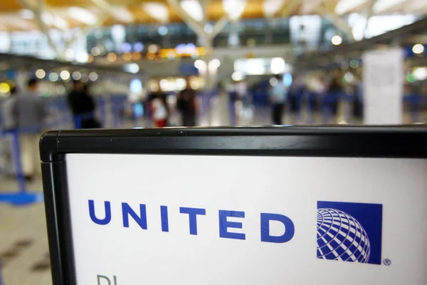 Signboard United Airlines Seen Shanghai Pudong International Airport Shanghai China — Stock Photo, Image