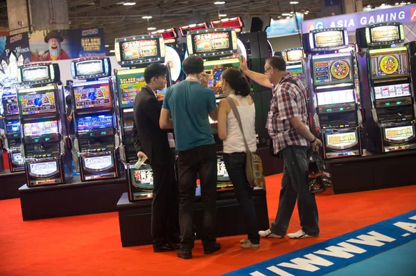 Besucher Testen Spielautomaten Während Der Globalen Spielemesse Asia G2E Asia — Stockfoto