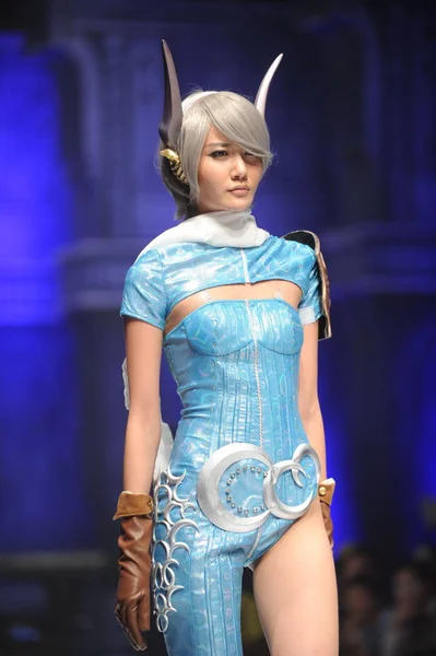 Bir Modeli Yeni Bir Yaratım Tera Oyun Kostüm Defile Pekin — Stok fotoğraf