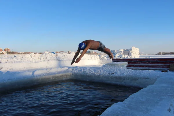 Appassionato Nuoto Invernale Tuffa Una Piscina Ghiacciata Durante Una Sessione — Foto Stock