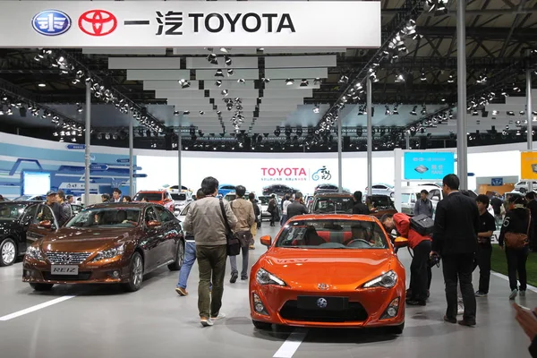 Los Visitantes Ven Los Automóviles Toyota Durante 15ª Exposición Internacional — Foto de Stock