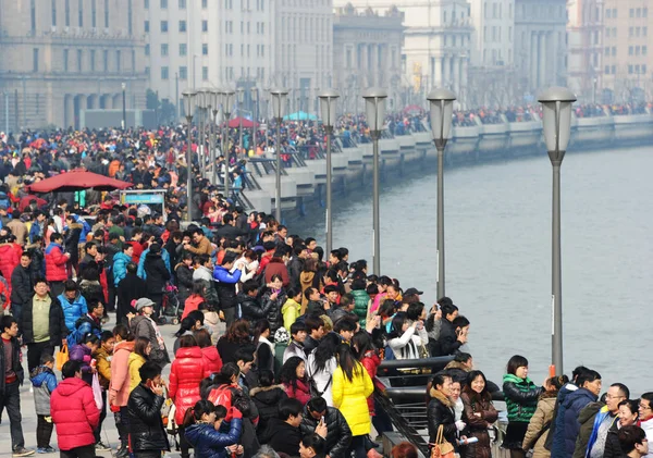 2013年2月10日 在中国上海的春节期间 在外滩看到了大批游客 — 图库照片