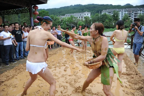 Bikini Bekleidete Frauen Amüsieren Sich Bei Einem Schlamm Wrestling Event — Stockfoto