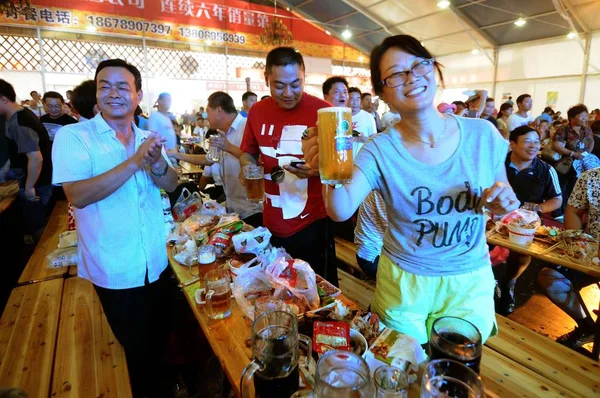 Mensen Genieten Van Bier Tijdens Het 24E Qingdao International Beer — Stockfoto