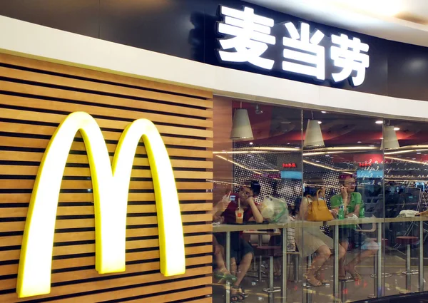 Restaurantes Chineses Têm Suas Refeições Restaurante Fast Food Mcdonalds Cidade — Fotografia de Stock