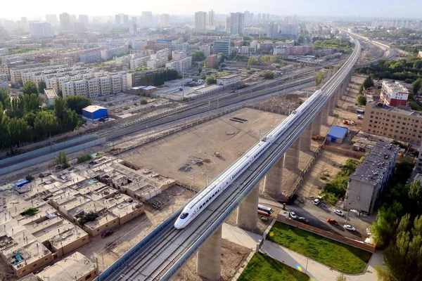 Скоростной Поезд Crh China Railway High Speed Отправляется Скоростной Железной — стоковое фото