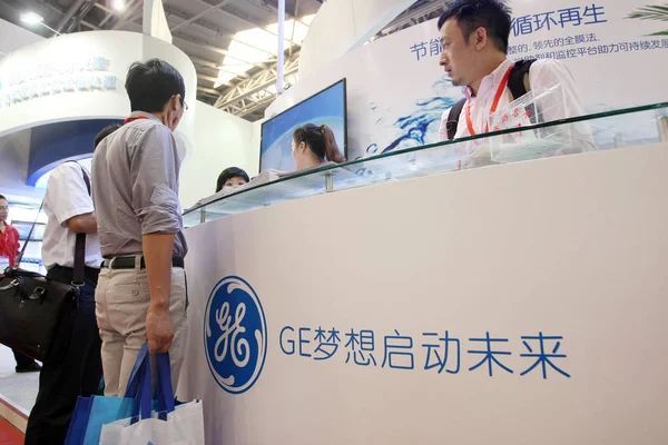 Människor Besöker Stand General Electric Utställning Shanghai Kina Juni 2013 — Stockfoto
