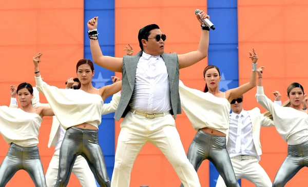 Zuid Koreaanse Rapper Geïnterneerde Sensatie Psy Centreren Presteert Tijdens Ceremonie — Stockfoto