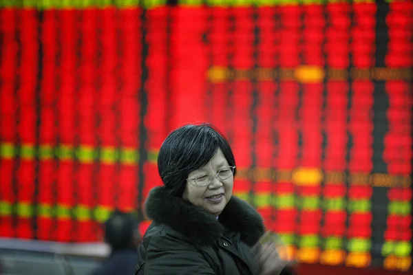 Eine Chinesische Investorin Lächelt Als Sie Die Aktienkurse Rot Für — Stockfoto