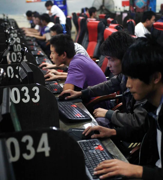 Chiński Internautów Grać Gry Online Surfować Internecie Kawiarence Internetowej Powiecie — Zdjęcie stockowe