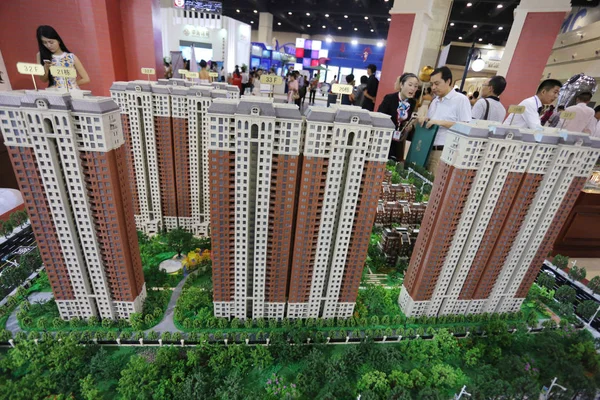 2014年9月5日 中国中部河南省郑州市举行的房地产交易会上 中国购房者正在查看住宅公寓楼的模型 — 图库照片