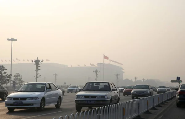 Autos Fahren Dichten Smog Platz Des Himmlischen Friedens Peking Vorbei — Stockfoto