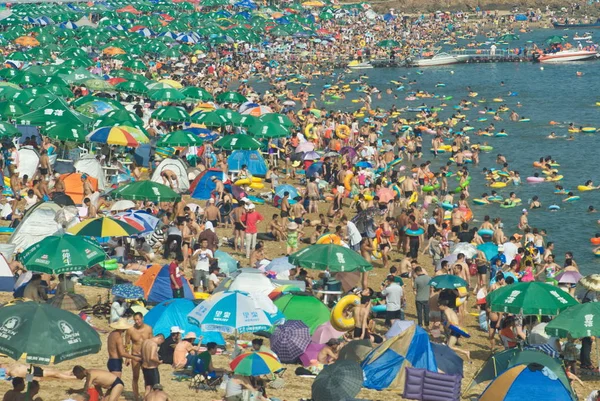 Отдыхающие Толпятся Пляжном Курорте Жаркий День Городе Далянь Северо Восточная — стоковое фото