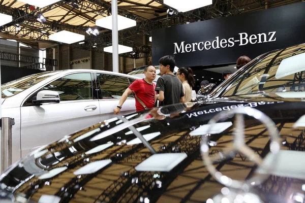 Návštěvníci Prohlédnout Automobily Mercedes Benz Displeji Veletrhu 2014 Pudong International — Stock fotografie