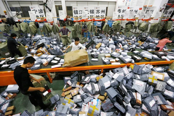 Kínai Munkások Rendezni Parcellákat Amelyek Többsége Online Vásárolni Egy Elosztó — Stock Fotó